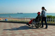 启东八旬老人推轮椅带老伴游中国(为了方便推轮椅带老伴出门)