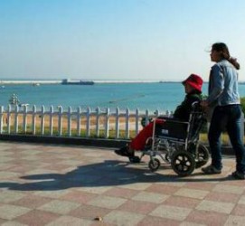 启东八旬老人推轮椅带老伴游中国(为了方便推轮椅带老伴出门)