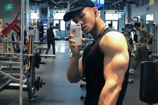 启东肌肉男模(肌肉男模拟器)