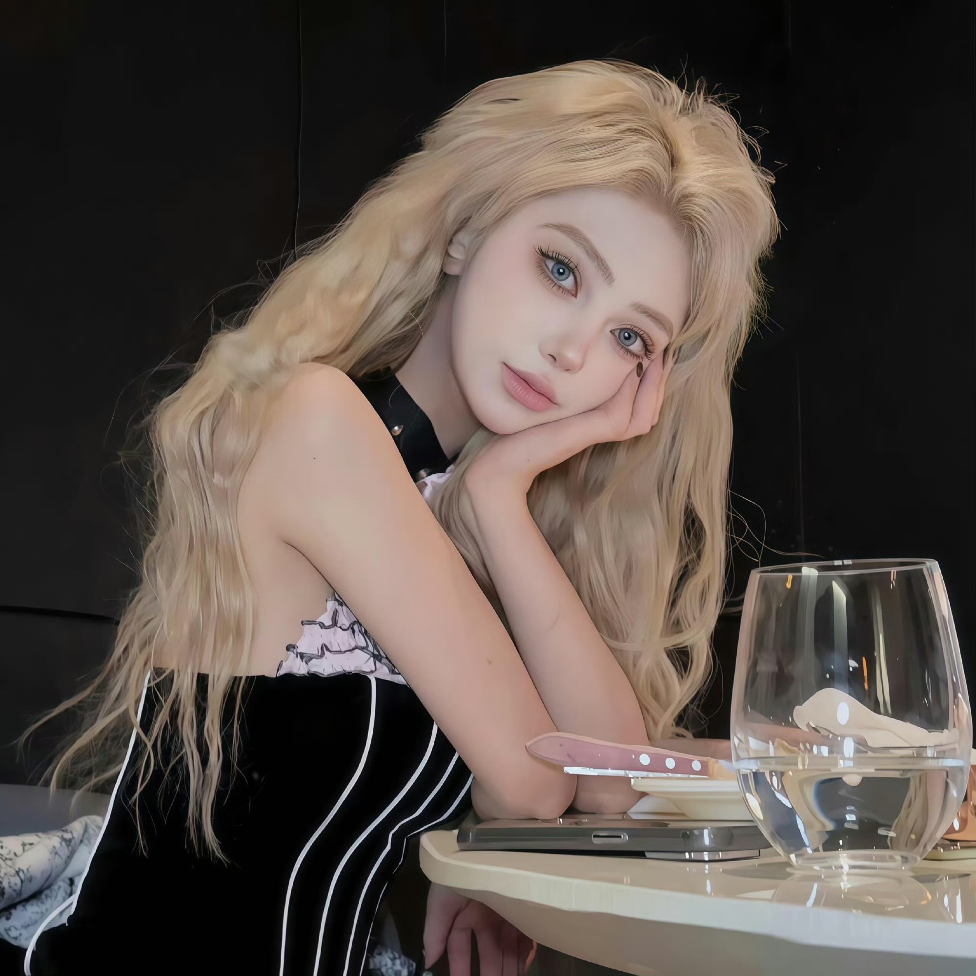 启东伴游女生晨露的资料